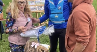 Burmistrz Strzelec Opolskich Jan Wróblewski wraz z Dyrektorem Mosir  Pana Paweł Białas wręczają  podziękowania i drobne upominki Pani na ręce Pani Instruktor Nordic Walking Brygidzie Wróbel. - powiększ