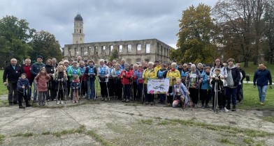 Wspólne zdjęcie wszystkich uczestników 15 -lecia sekcji Nordic Walking na tle ruin zamku w Strzelcach Opolskich.